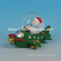 Natal decoração resina Natal globo de neve com boneco de neve figurine no avião